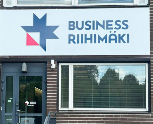 Opastekyltit toimistorakennukseen