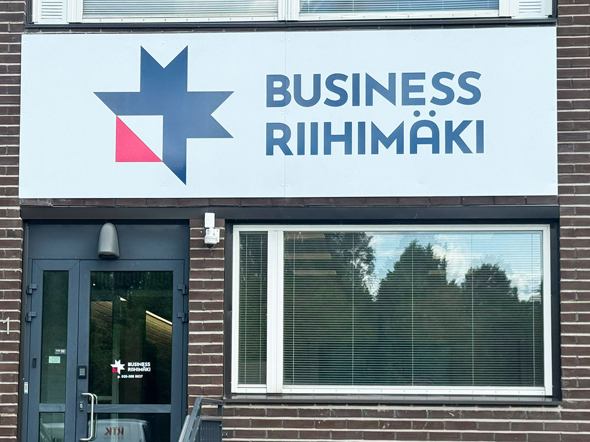 Opastekyltit toimistorakennukseen