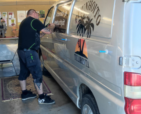 Pakettiauton teippaus